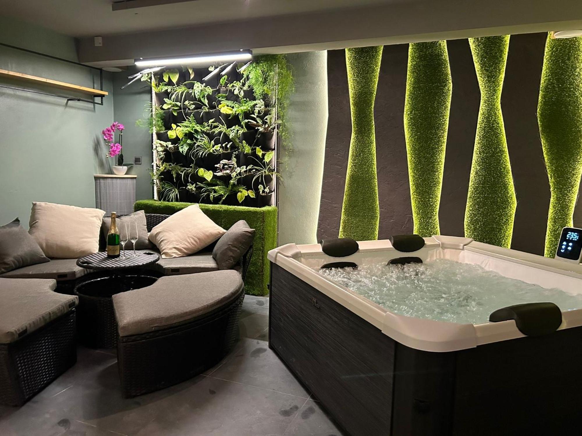 Leo Apartment Suite & Private Spa Zone - Old City Bratislava Eksteriør billede